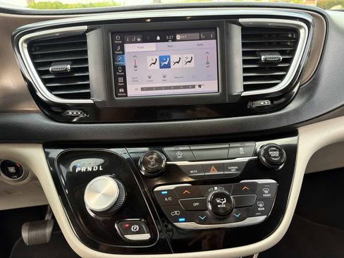 Used 2022 Chrysler Voyager LX FWD image 29