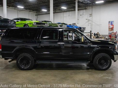 Used 2005 Ford Excursion XLT AWD/4WD image 8