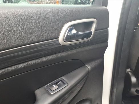 Used 2022 Jeep Grand Cherokee Laredo E image 7