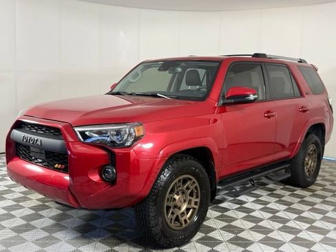 Used 2020 Toyota 4Runner SR5 Premium w/ Moonroof Package RWD image 2