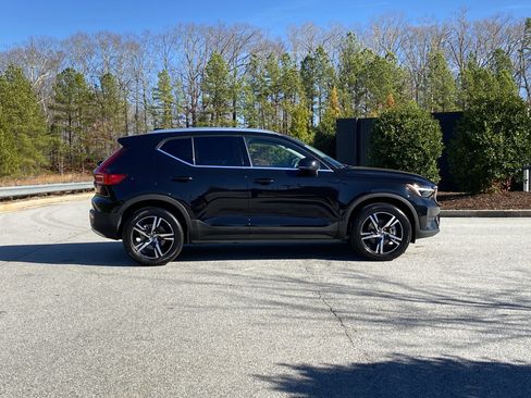 Used 2025 Volvo XC40 B5 Core image 5