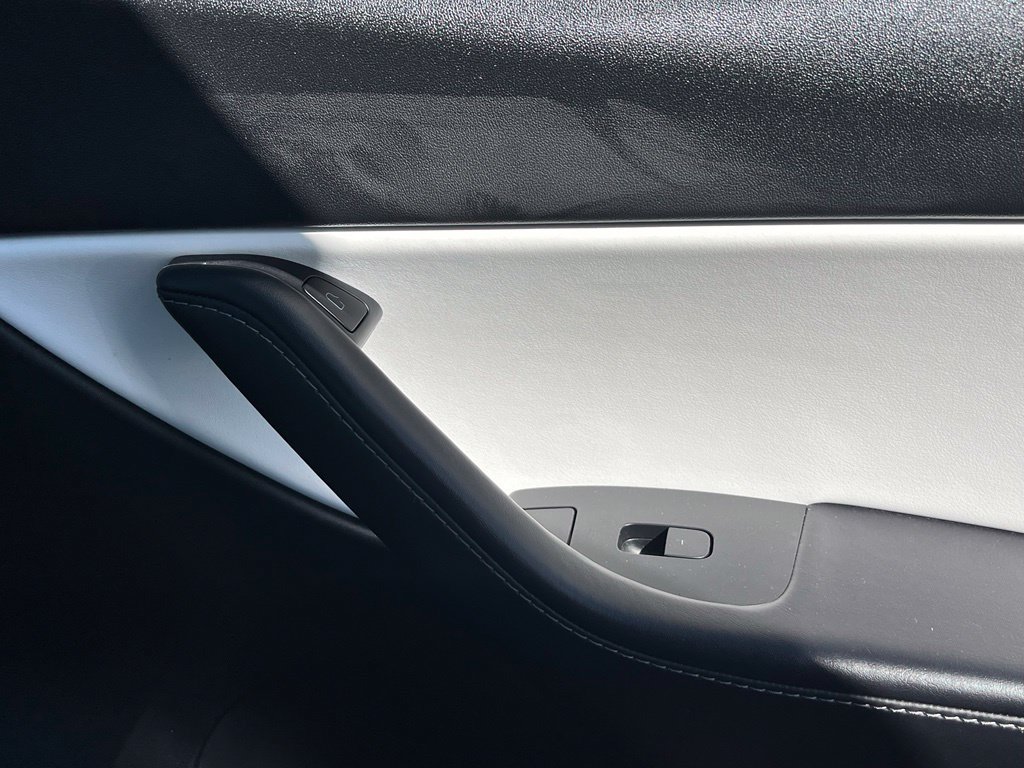 Used 2022 Tesla Model Y Performance AWD/4WD image 16