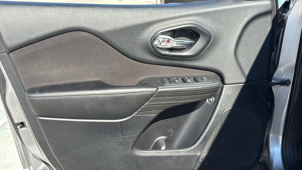 Used 2017 Jeep Cherokee Latitude w/ Comfort & Sound Group FWD image 19