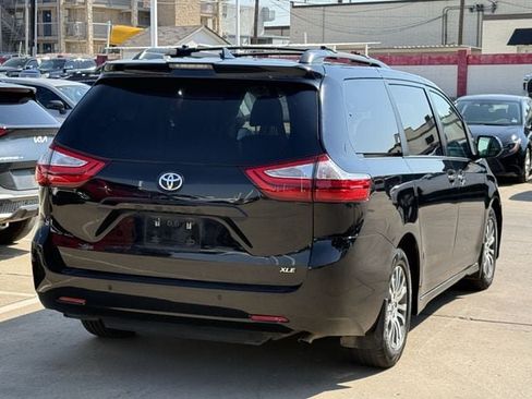 Used 2019 Toyota Sienna XLE Premium FWD image 4