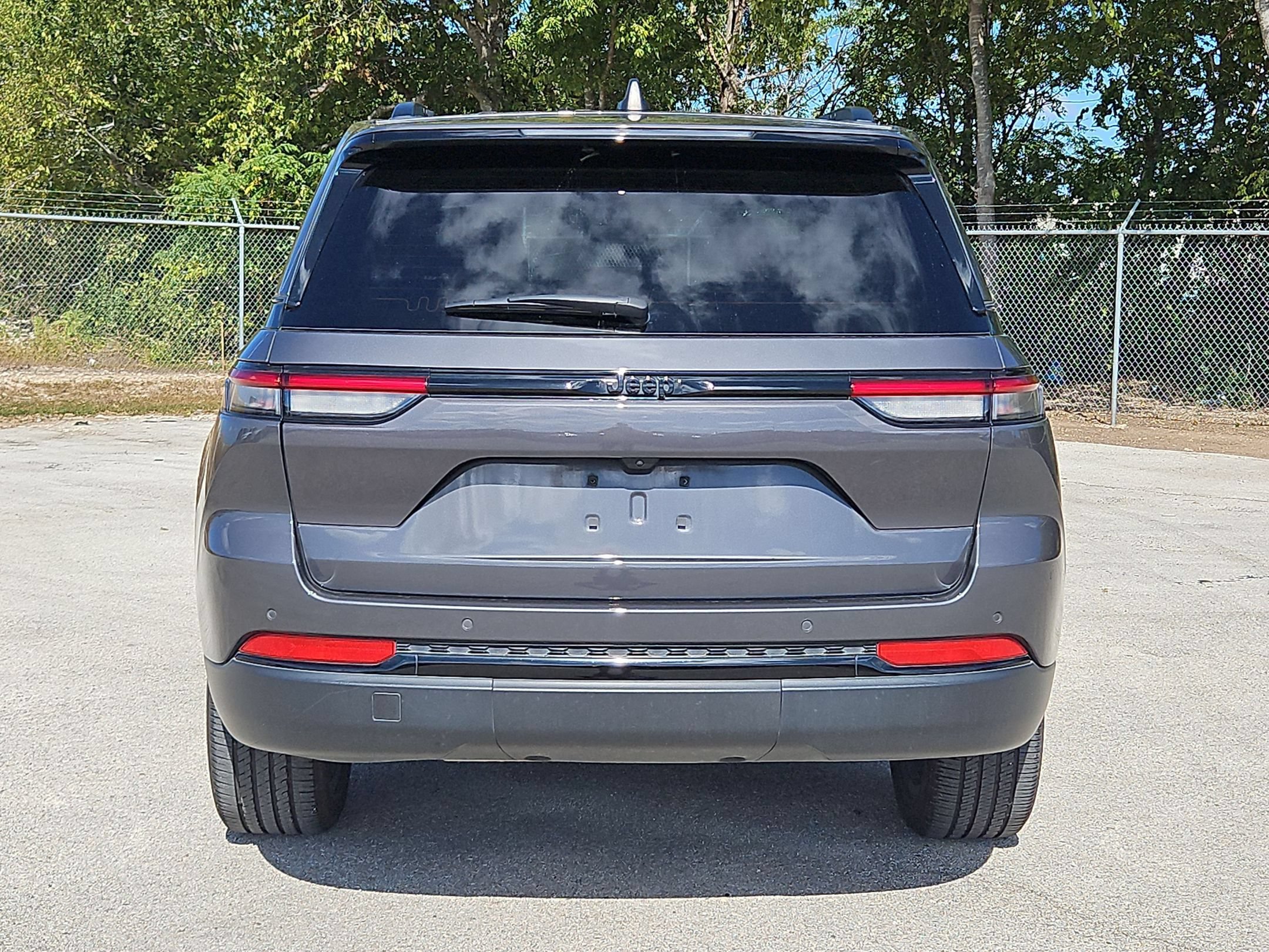 Used 2025 Jeep Grand Cherokee Altitude RWD image 4