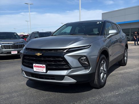 Used 2025 Chevrolet Blazer LT AWD/4WD image 2