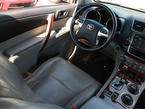 Used 2013 Toyota Highlander Limited AWD/4WD image 12