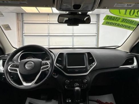 Used 2017 Jeep Cherokee Trailhawk AWD/4WD image 4