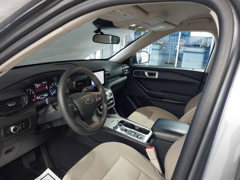 Used 2023 Ford Explorer 4WD image 2
