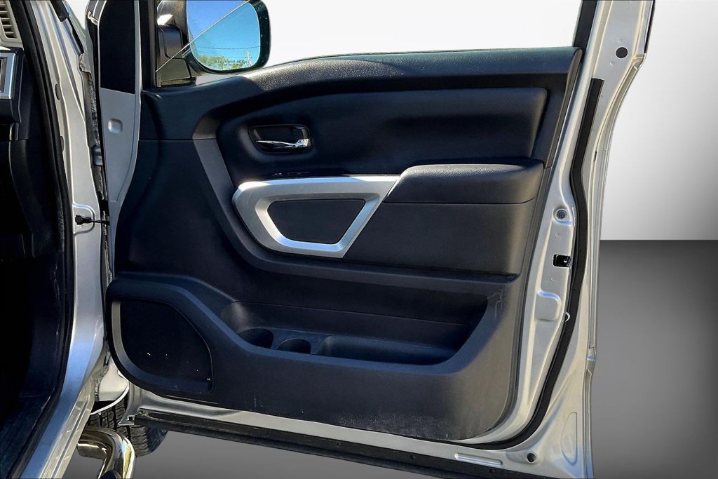 Used 2018 Nissan Titan SV AWD/4WD image 27