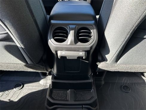 Used 2024 Jeep Wrangler Unlimited image 13