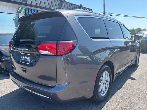 Used 2020 Chrysler Pacifica Touring-L FWD image 4