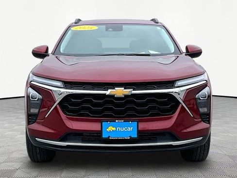 Used 2025 Chevrolet Trax LT w/ LT Convenience Package image 2