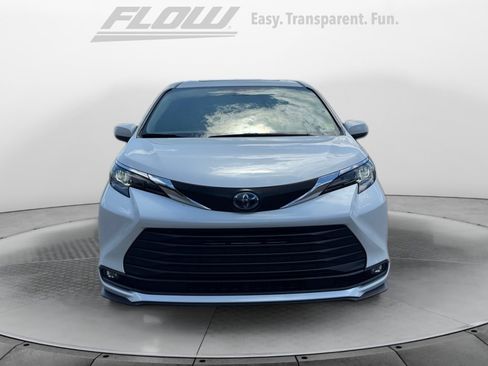 Used 2025 Toyota Sienna XLE FWD image 2
