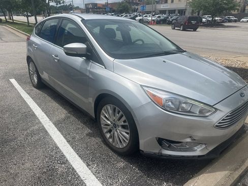 Used 2017 Ford Focus Titanium FWD image 2