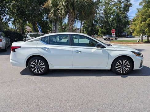 Used 2025 Nissan Altima 2.5 SV FWD image 8
