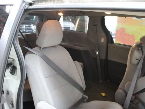 Used 2017 Toyota Sienna LE FWD image 9