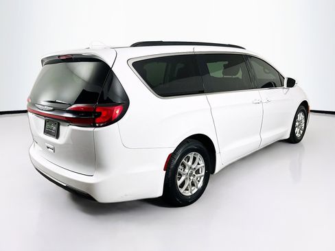 Used 2022 Chrysler Pacifica Touring-L image 9