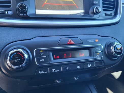 Used 2019 Kia Sorento LX image 18