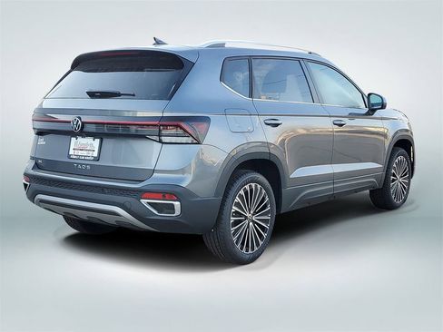 New 2026 Volkswagen Taos SE FWD image 3