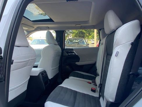 New 2025 Mitsubishi Outlander SE image 12