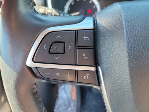 Used 2024 Toyota Highlander XLE FWD image 5