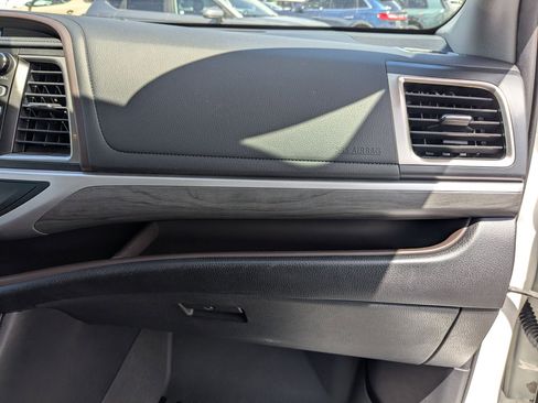 Used 2019 Toyota Highlander Limited AWD/4WD image 32