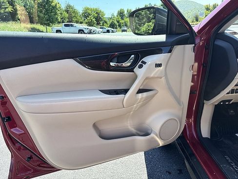Used 2017 Nissan Rogue SL w/ SL Premium Package FWD image 10
