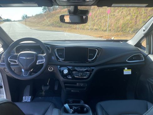 New 2026 Chrysler Pacifica Select image 23