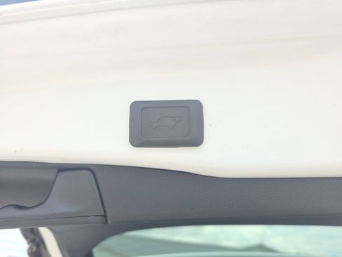 Used 2021 Toyota RAV4 XLE w/ Convenience Package FWD image 32