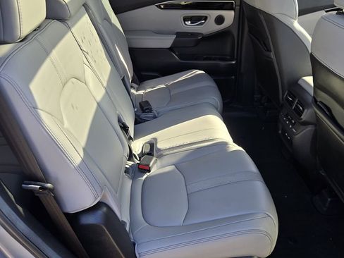 Used 2025 Honda Pilot Touring image 17