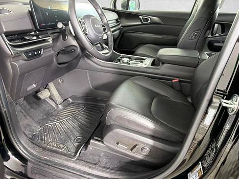 Used 2025 Kia Carnival SX w/ SX Dark Edition Package FWD image 11