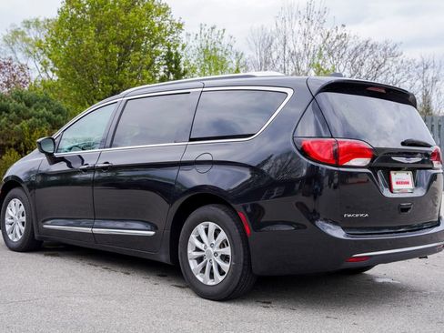 Used 2018 Chrysler Pacifica Touring-L Plus FWD image 6