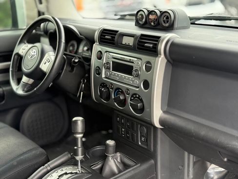 Used 2011 Toyota FJ Cruiser 4WD w/ Upgrade Pkg image 10