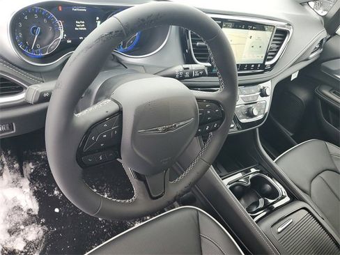 New 2026 Chrysler Pacifica Limited w/ Uconnect Theater Family Group image 20