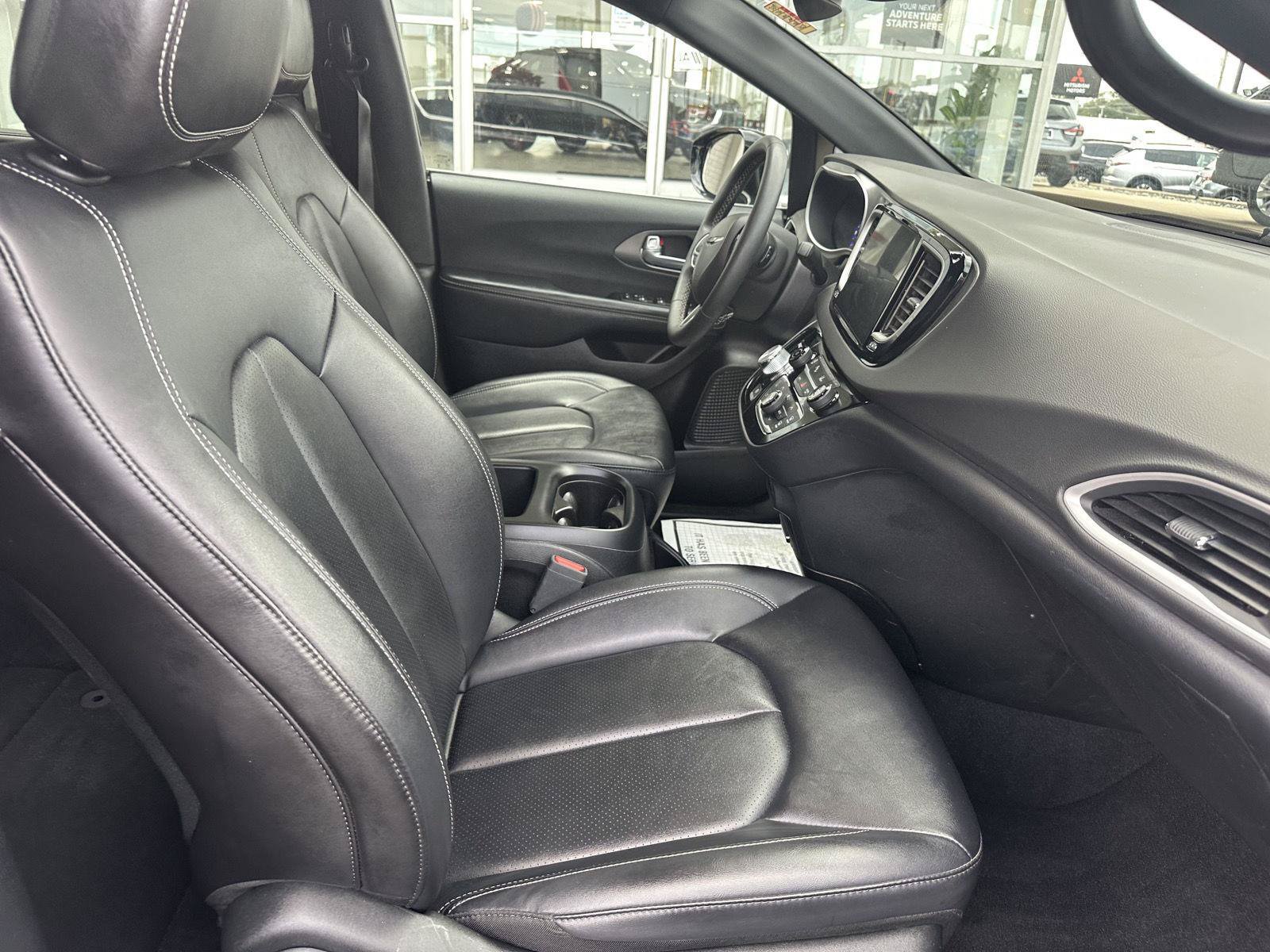 Used 2025 Chrysler Pacifica Select FWD image 25