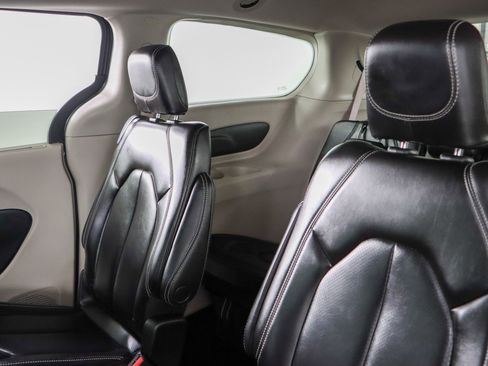 Used 2023 Chrysler Pacifica Touring-L image 24