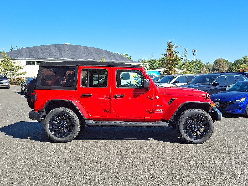 Used 2024 Jeep Wrangler Unlimited Sahara w/ Technology Group AWD/4WD image 8