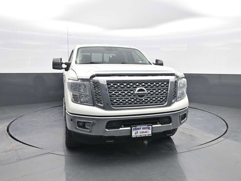 Used 2018 Nissan Titan SV w/ SV Convenience Package image 2