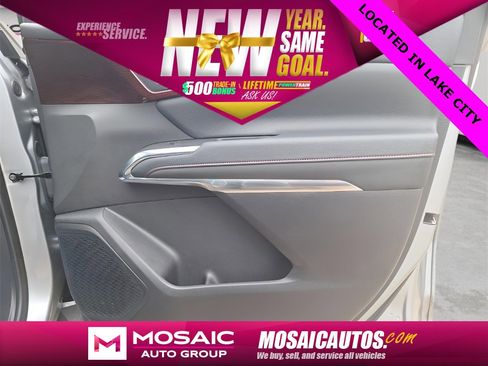 Used 2025 Chevrolet Traverse Z71 image 9