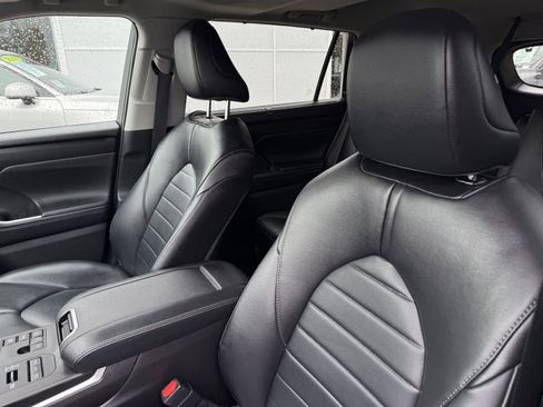 Certified 2024 Toyota Highlander XLE image 13