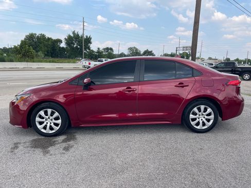 Used 2025 Toyota Corolla LE FWD image 2