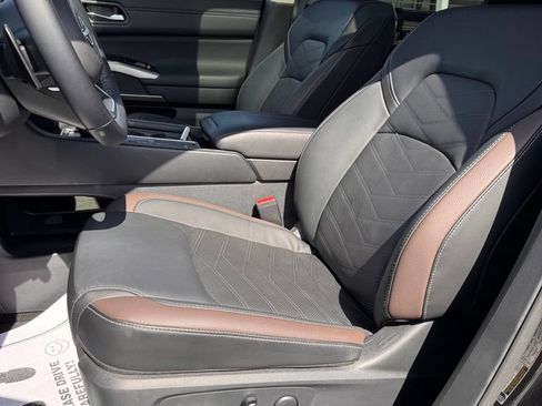 Used 2025 Nissan Pathfinder Platinum FWD image 11