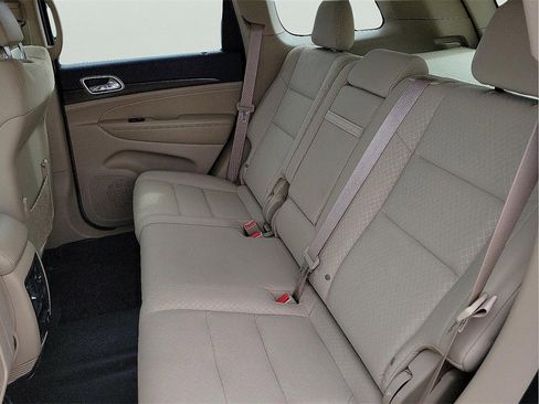Used 2018 Jeep Grand Cherokee Laredo image 13