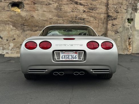 Used 2004 Chevrolet Corvette Coupe w/ Preferred Equipment Group RWD image 5