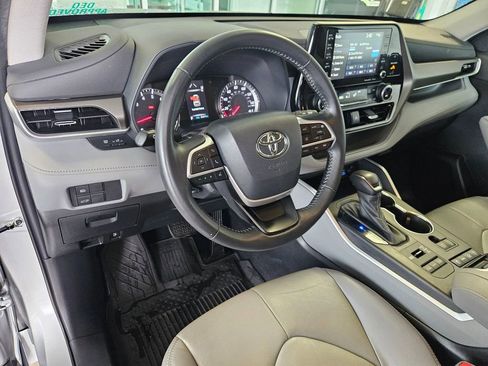 Used 2022 Toyota Highlander LE AWD/4WD image 13