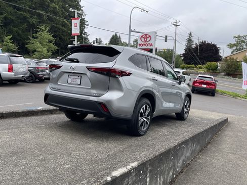 Certified 2024 Toyota Highlander XLE AWD/4WD image 8