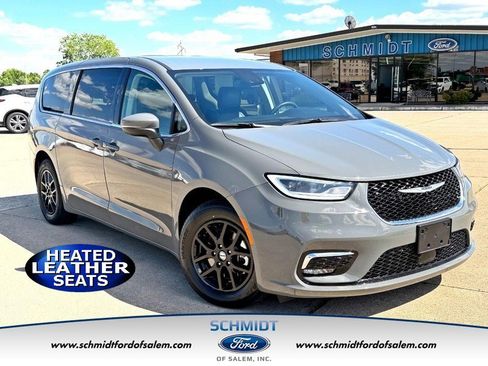 Used 2023 Chrysler Pacifica Touring-L FWD image 1