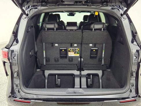 Used 2026 Toyota Sienna Platinum image 23