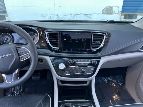 Used 2023 Chrysler Pacifica Limited image 17